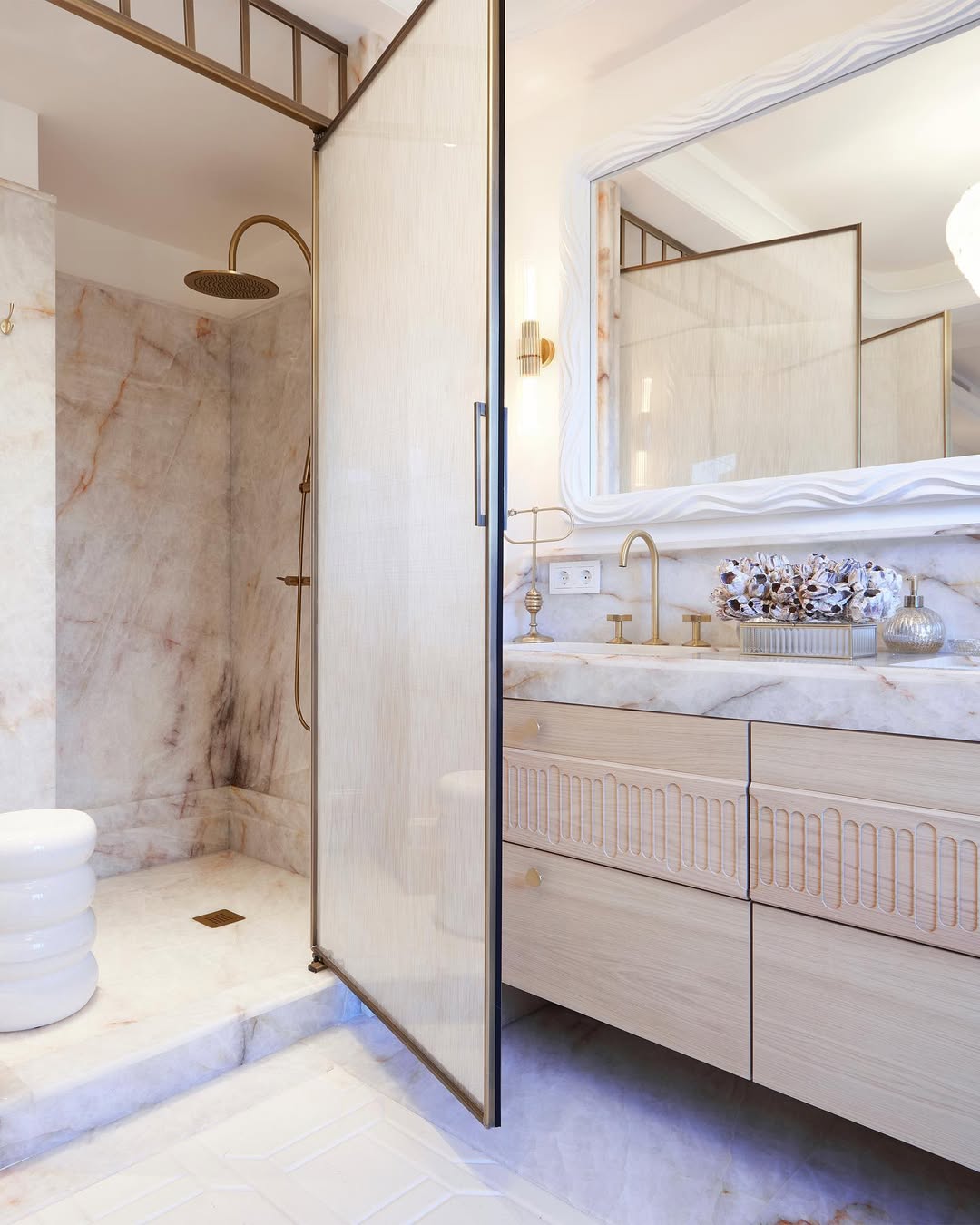 Hotel-at-home interior detail — luxury villa styling Wollerau, Topolska Concept