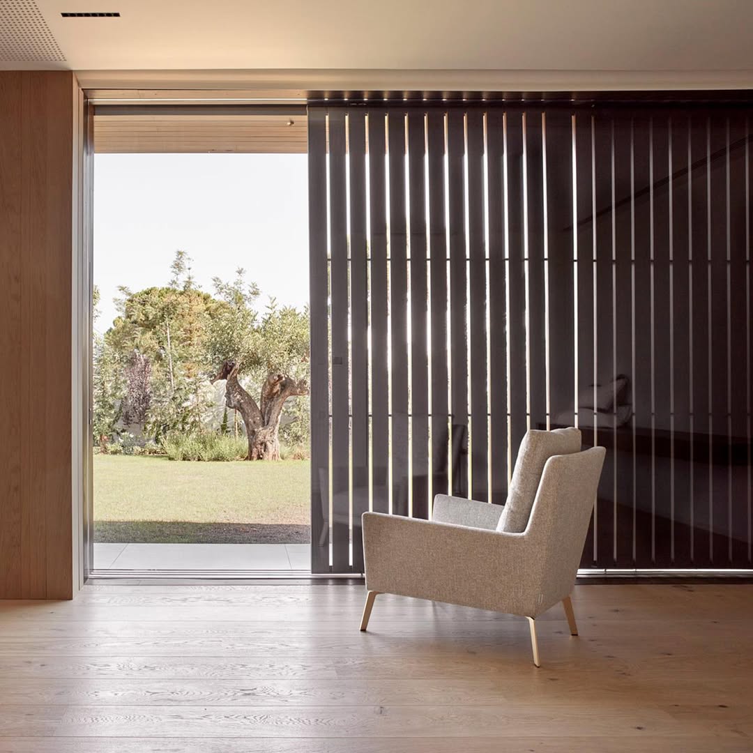 Private interior with vertical fins — discretion in luxury design, Topolska Concept
